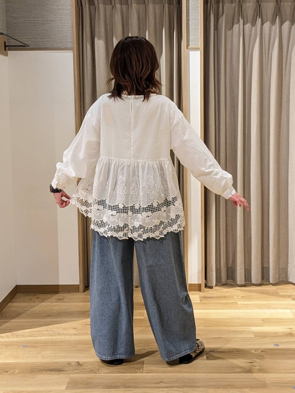 ブルー系のデニムパンツ、その他のスニーカー、グリーン系のトートバッグを着用したレディースの冬コーディネートの3枚目の写真