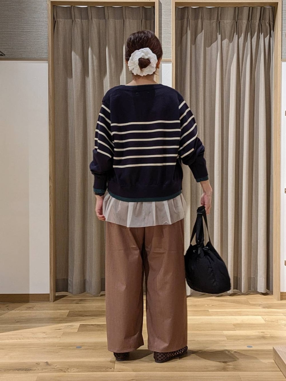 その他のTシャツ/カットソー、ブルー系のカーディガン/ボレロ、ブラウン系のその他パンツを着用したレディースの秋コーディネートの3枚目の写真