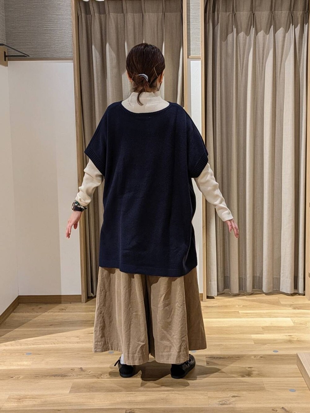 ベージュ系のニット/セーター、ベージュ系のその他パンツ、ブラウン系のショルダーバッグを着用したレディースの冬コーディネートの2枚目の写真