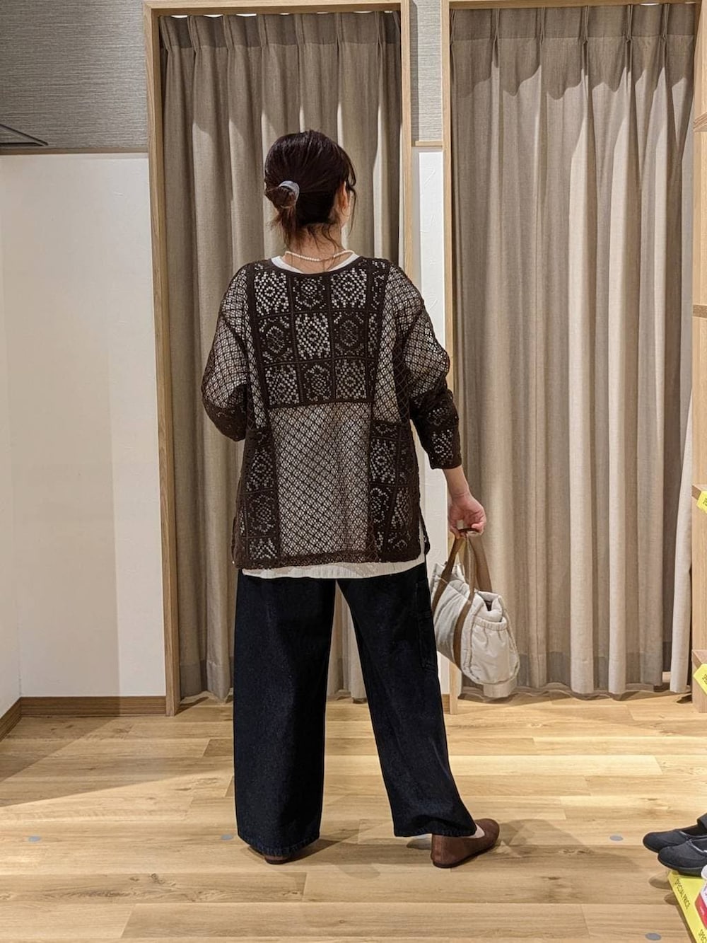 ブルー系のその他パンツ、ブラウン系のパンプス、ベージュ系のトートバッグを着用したレディースの春コーディネートの2枚目の写真