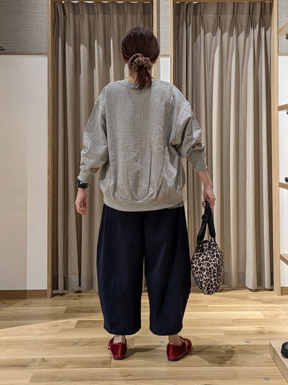 レッド系のその他シューズ、その他のTシャツ/カットソー、グレー系のスウェットを着用したレディースの秋コーディネートの3枚目の写真