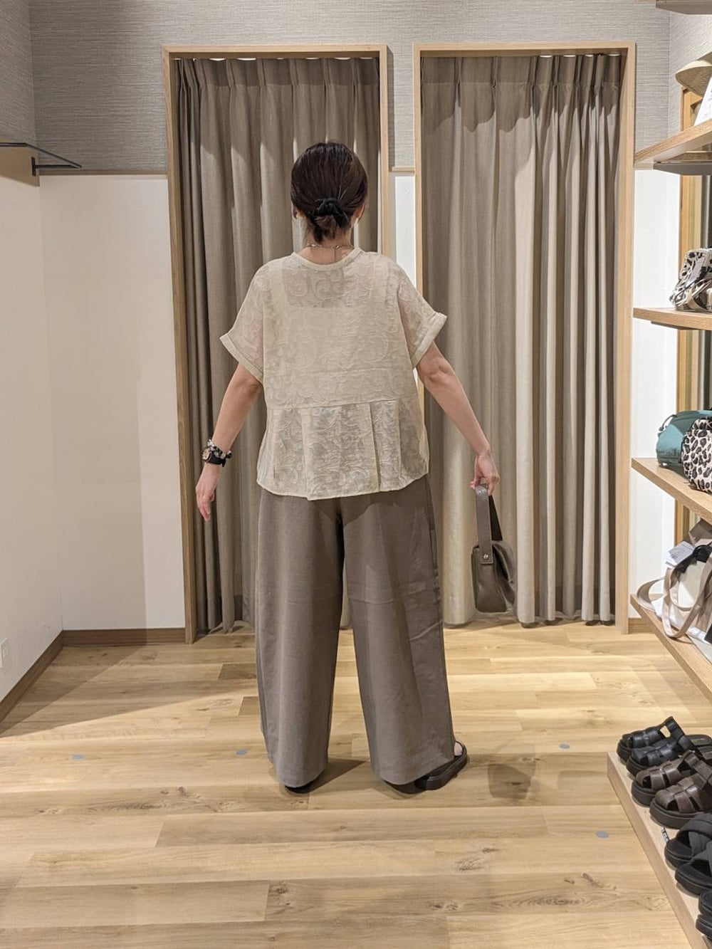 ブラウン系のサンダル、ベージュ系のタンクトップ、ブラウン系のその他パンツを着用したレディースの夏コーディネートの2枚目の写真