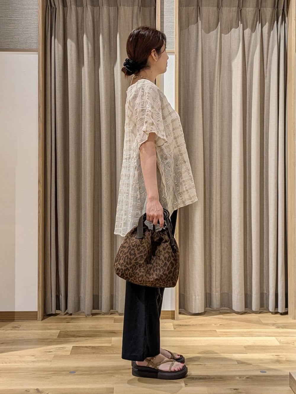 ベージュ系のサンダル、ブラック系のその他パンツ、ベージュ系のシャツ/ブラウスを着用したレディースの夏コーディネートの2枚目の写真