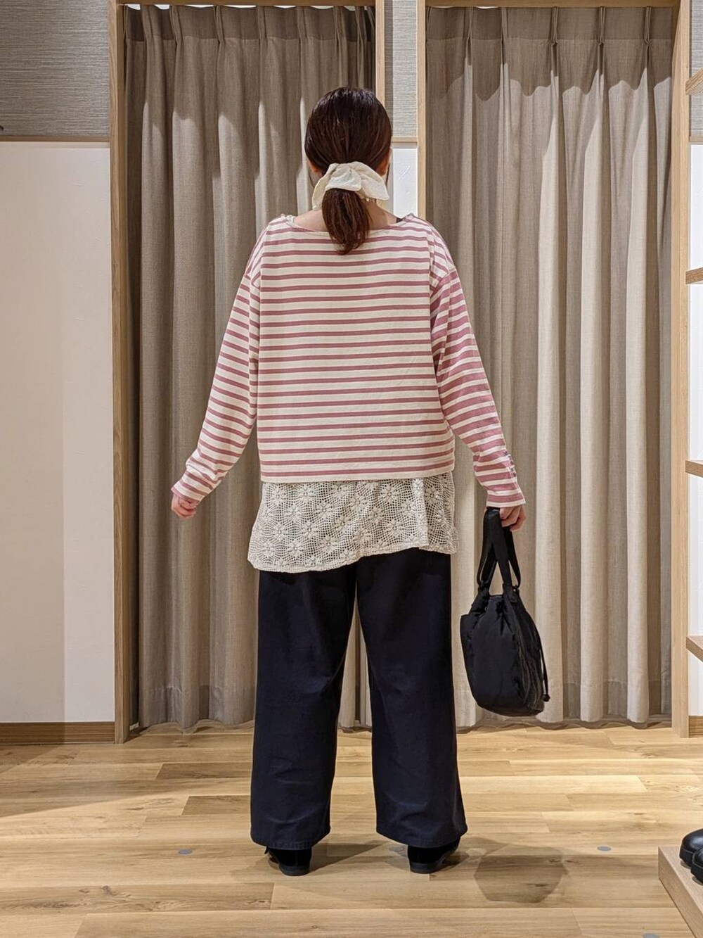 ブラック系のその他シューズ、その他のTシャツ/カットソー、ホワイト系のベストを着用したレディースの秋コーディネートの3枚目の写真