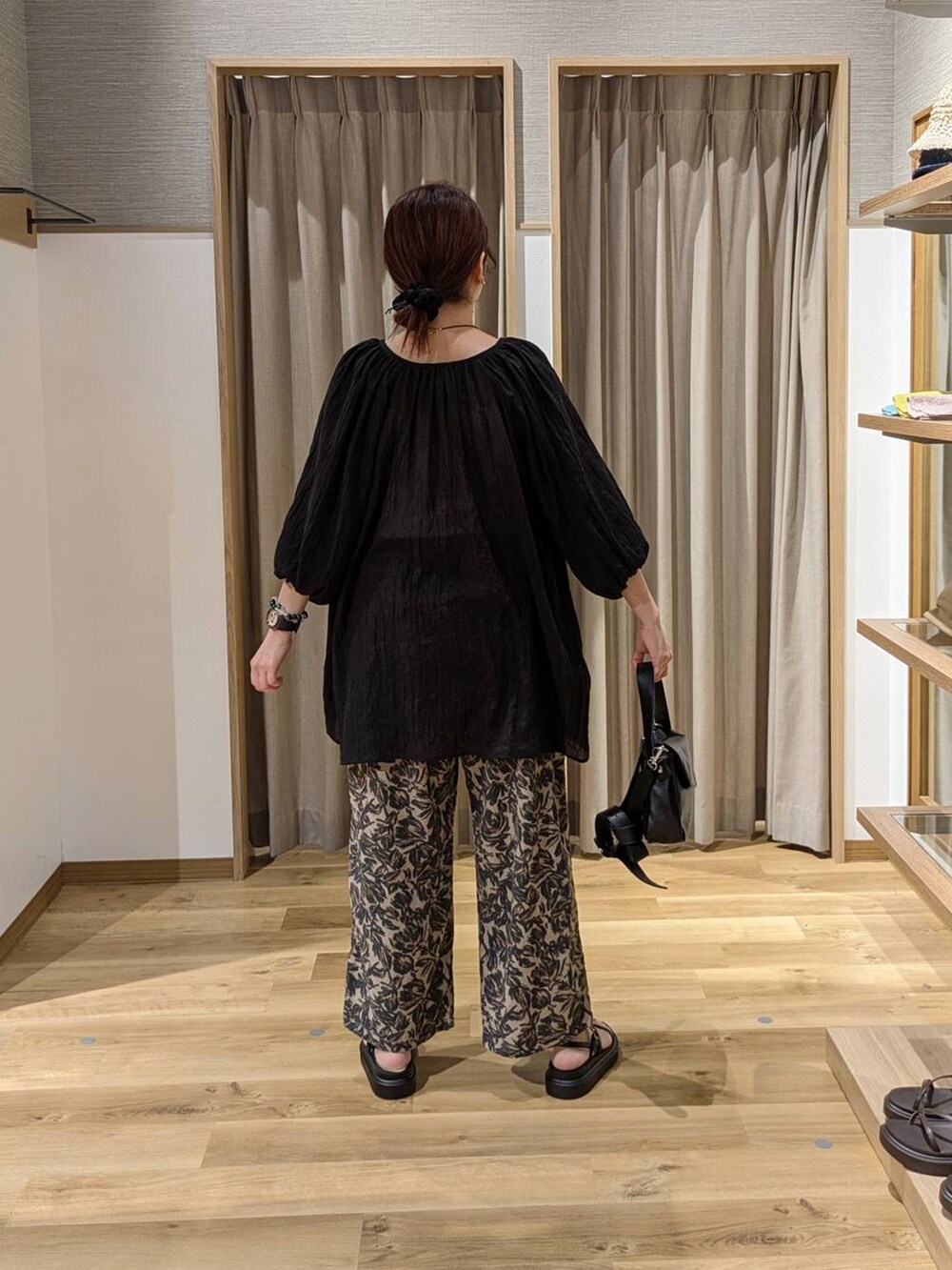 ブラウン系のサンダル、ベージュ系のタンクトップ、その他のその他パンツを着用したレディースの夏コーディネートの2枚目の写真