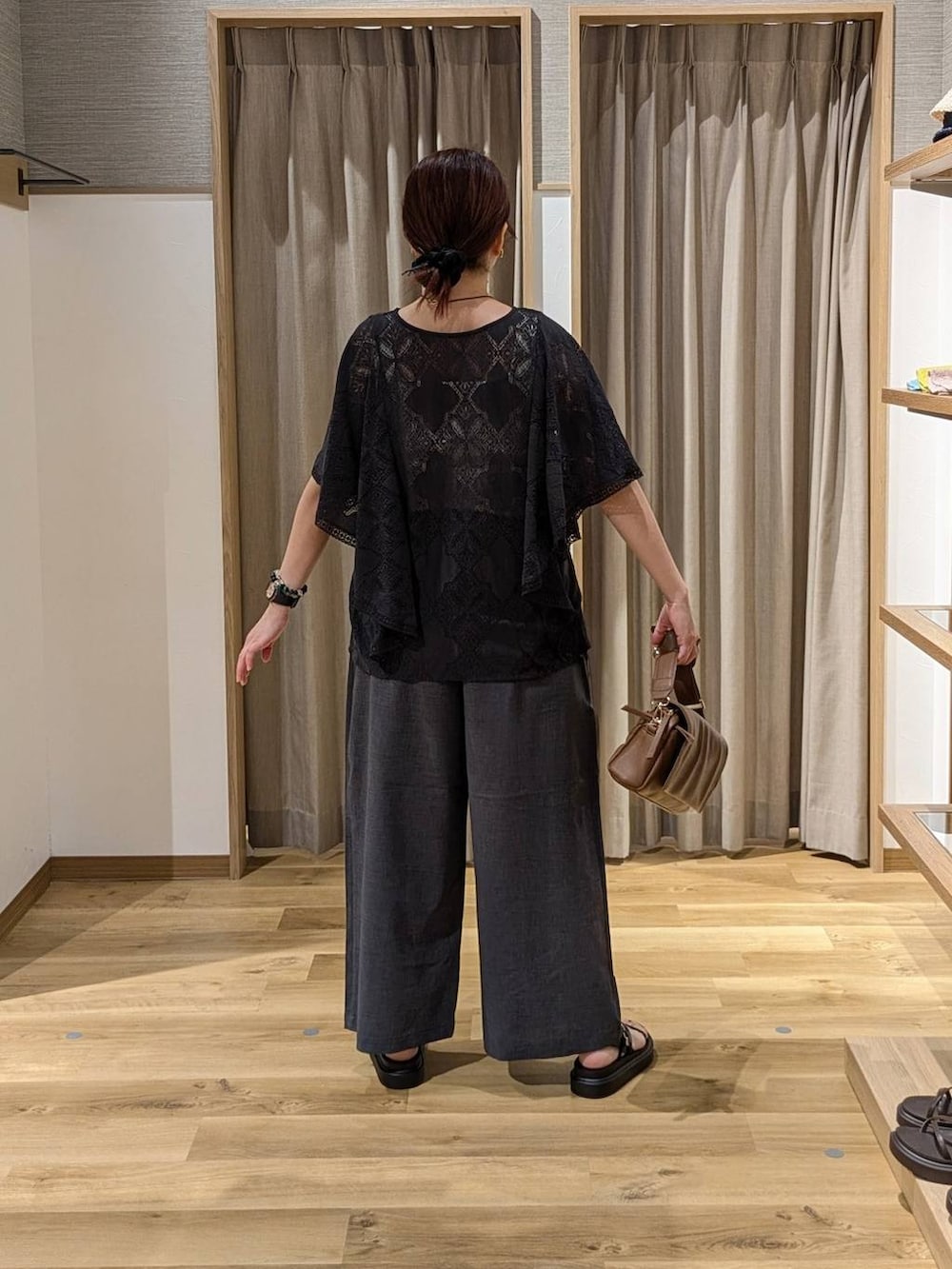 グレー系のシャツ/ブラウス、ブラウン系のショルダーバッグ、ブラウン系のサンダルを着用したレディースの夏コーディネートの2枚目の写真