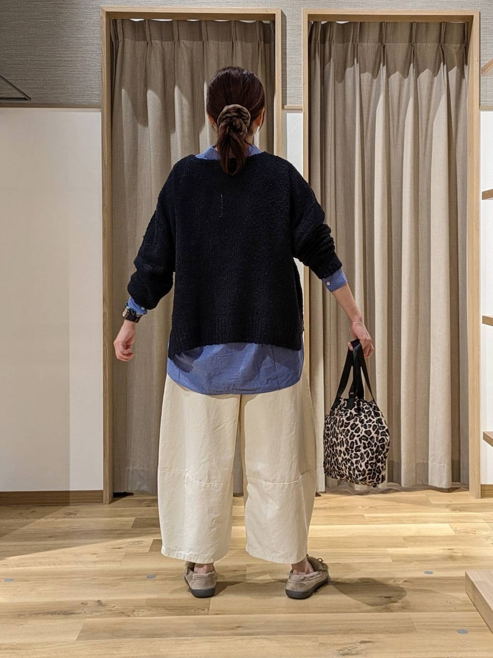 ブルー系のニット/セーター、ベージュ系のその他パンツ、ベージュ系のモカシン/デッキシューズを着用したレディースの秋コーディネートの3枚目の写真