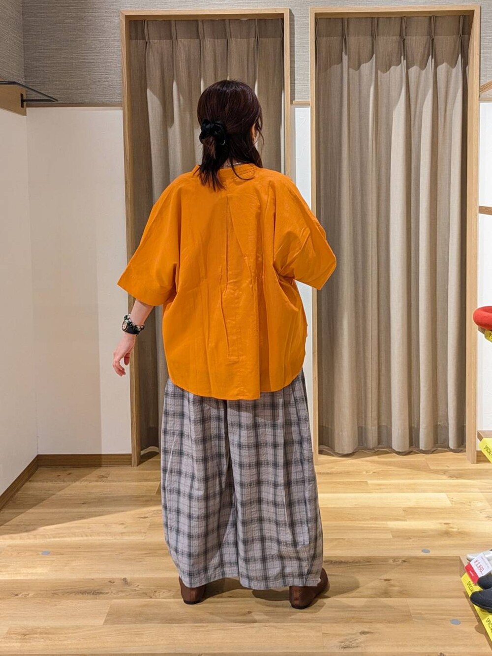 ブラウン系のパンプス、ホワイト系のTシャツ/カットソー、グレー系のその他パンツを着用したレディースの春コーディネートの2枚目の写真