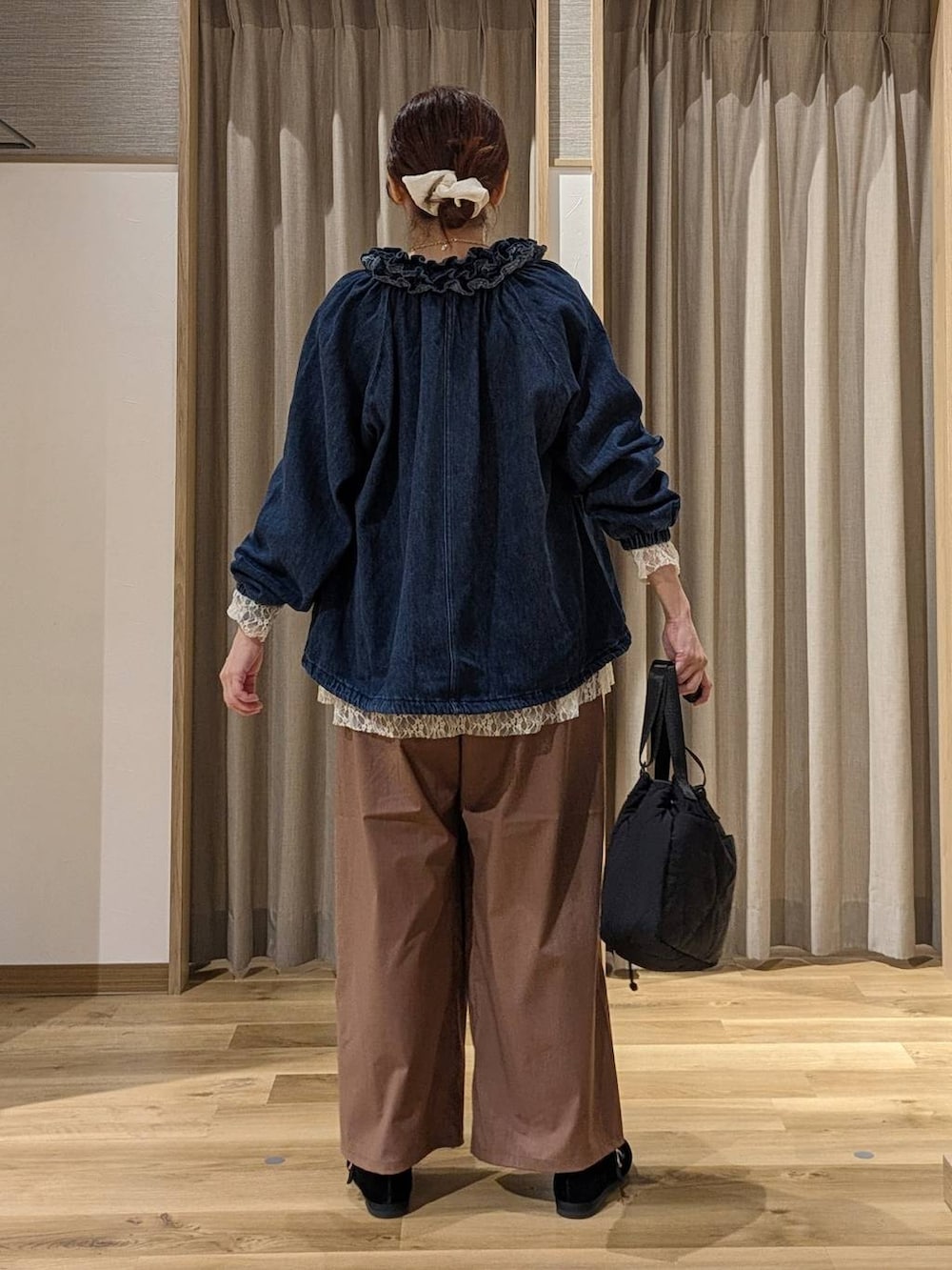 ブラック系のその他シューズ、その他のTシャツ/カットソー、ブルー系のブルゾンを着用したレディースの秋コーディネートの3枚目の写真