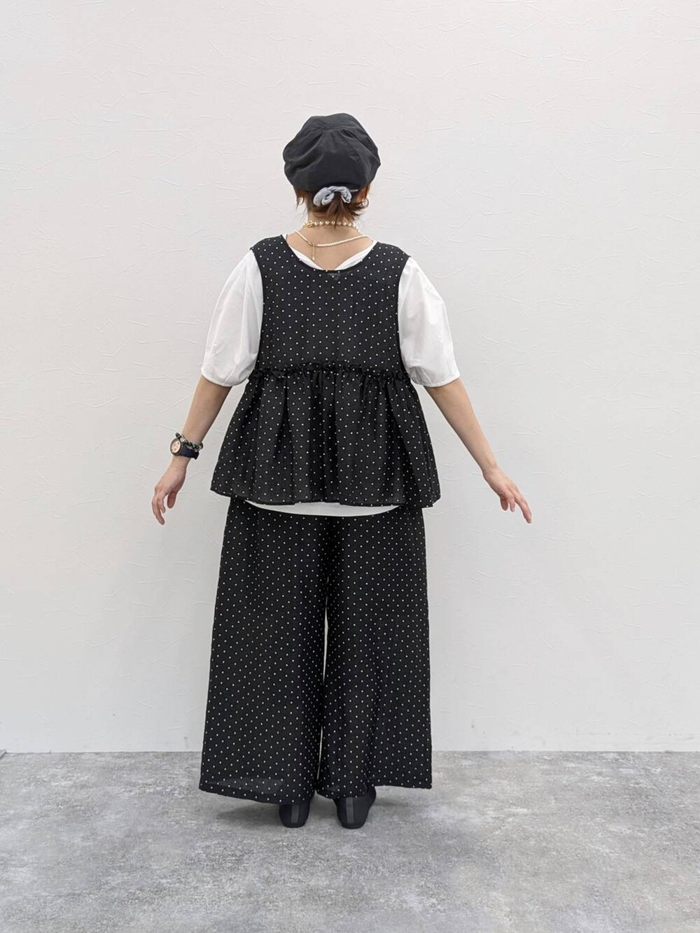 グレー系のパンプス、ホワイト系のTシャツ/カットソー、ブラック系のハンチング/ベレー帽を着用したレディースの春コーディネートの2枚目の写真