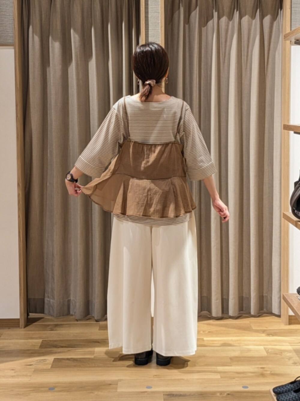 ホワイト系のその他パンツ、ブラウン系のローファー、ブラウン系のキャミソールを着用したレディースの秋コーディネートの3枚目の写真