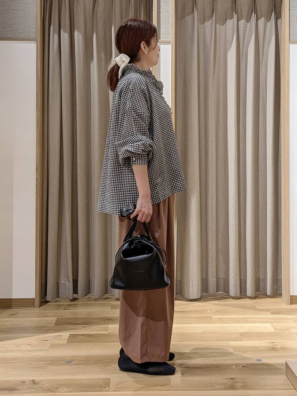 ブラック系のシャツ/ブラウス、ブラック系のトートバッグ、ブラウン系のその他パンツを着用したレディースの夏コーディネートの2枚目の写真