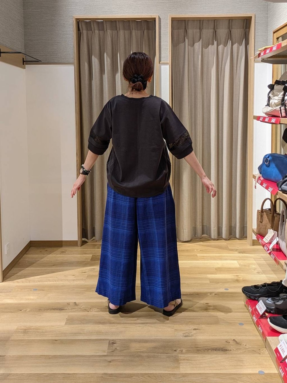 その他のTシャツ/カットソー、ベージュ系のトートバッグ、ゴールド系のサンダルを着用したレディースの夏コーディネートの2枚目の写真