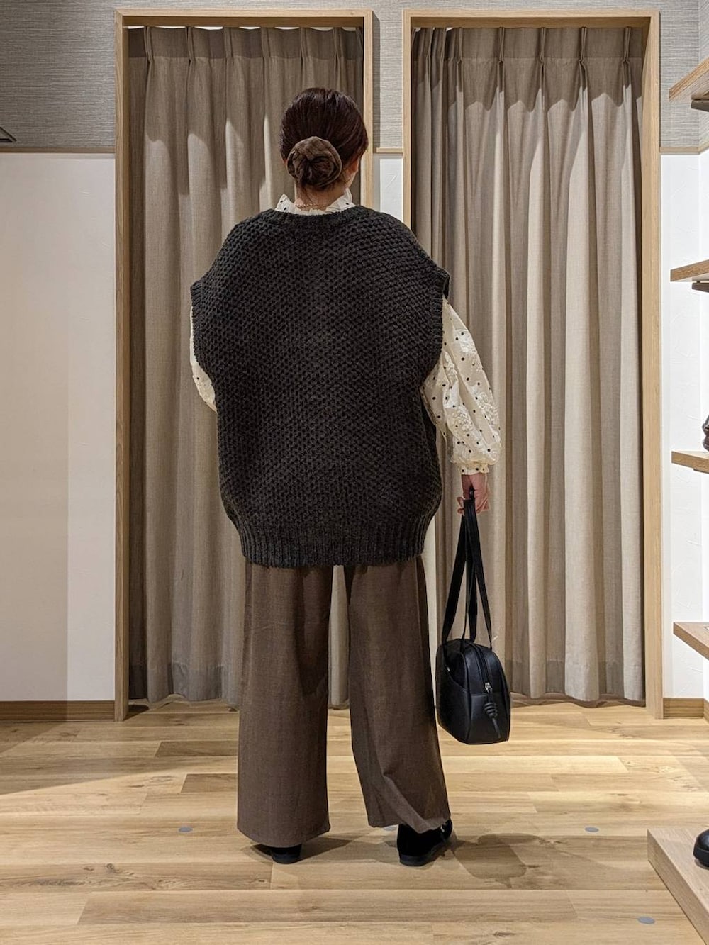 ブラック系のショルダーバッグ、ブラック系のその他シューズ、グレー系のニット/セーターを着用したレディースの秋コーディネートの3枚目の写真