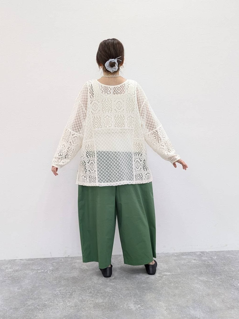 グレー系のパンプス、ベージュ系のタンクトップ、ホワイト系のTシャツ/カットソーを着用したレディースの春コーディネートの2枚目の写真