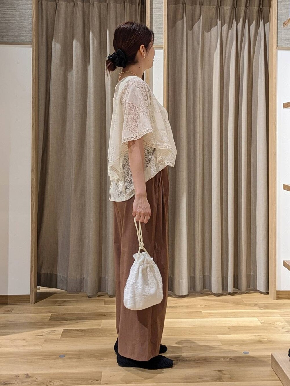 ベージュ系のシャツ/ブラウス、ブラウン系のその他パンツ、ブラック系のパンプスを着用したレディースの秋コーディネートの3枚目の写真