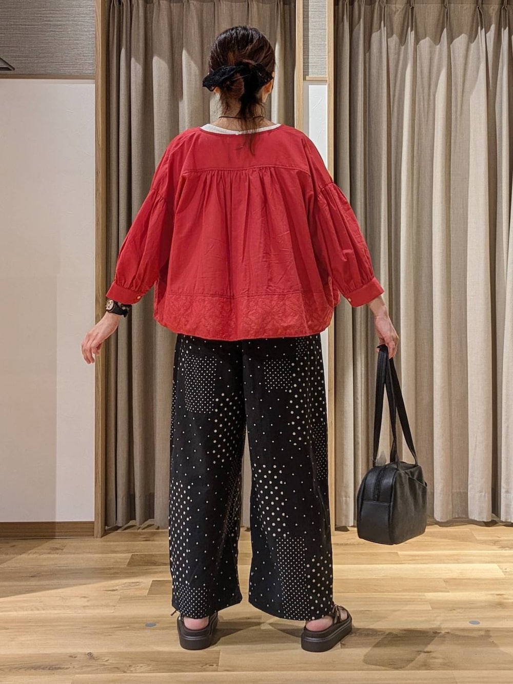 ブラック系のショルダーバッグ、レッド系のシャツ/ブラウス、ブラウン系のサンダルを着用したレディースの夏コーディネートの4枚目の写真