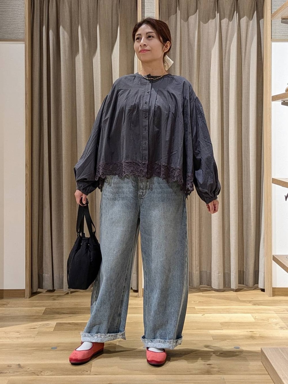 ブルー系のデニムパンツ、レッド系のその他シューズ、ブルー系のシャツ/ブラウスを着用したレディースの秋コーディネートの2枚目の写真