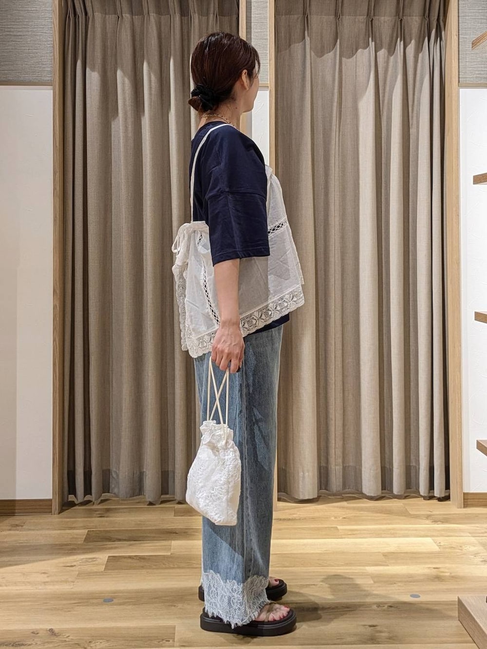 ブルー系のデニムパンツ、ブルー系のTシャツ/カットソー、ホワイト系のその他トップスを着用したレディースの夏コーディネートの2枚目の写真