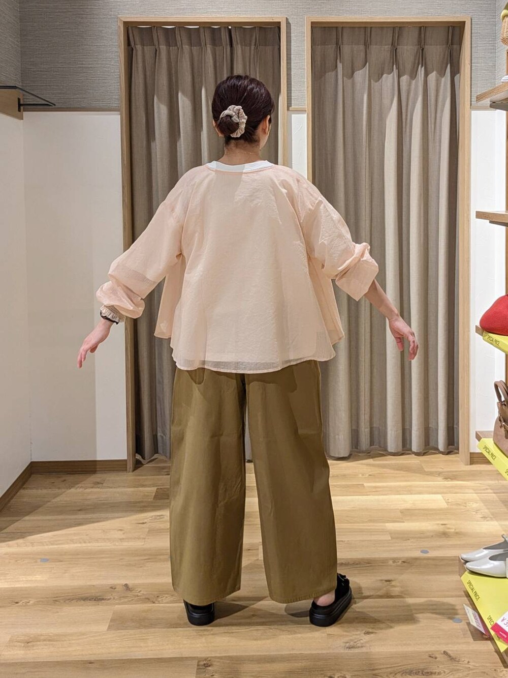 ブラック系のサンダル、ベージュ系のその他パンツ、その他のシャツ/ブラウスを着用したレディースの春コーディネートの2枚目の写真