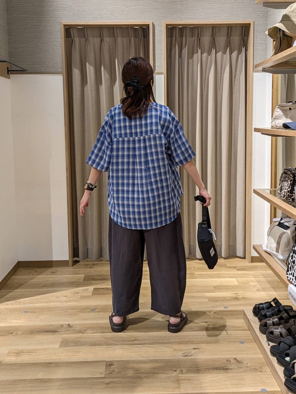 ブラウン系のサンダル、その他のその他パンツ、ブラック系のショルダーバッグを着用したレディースの夏コーディネートの2枚目の写真