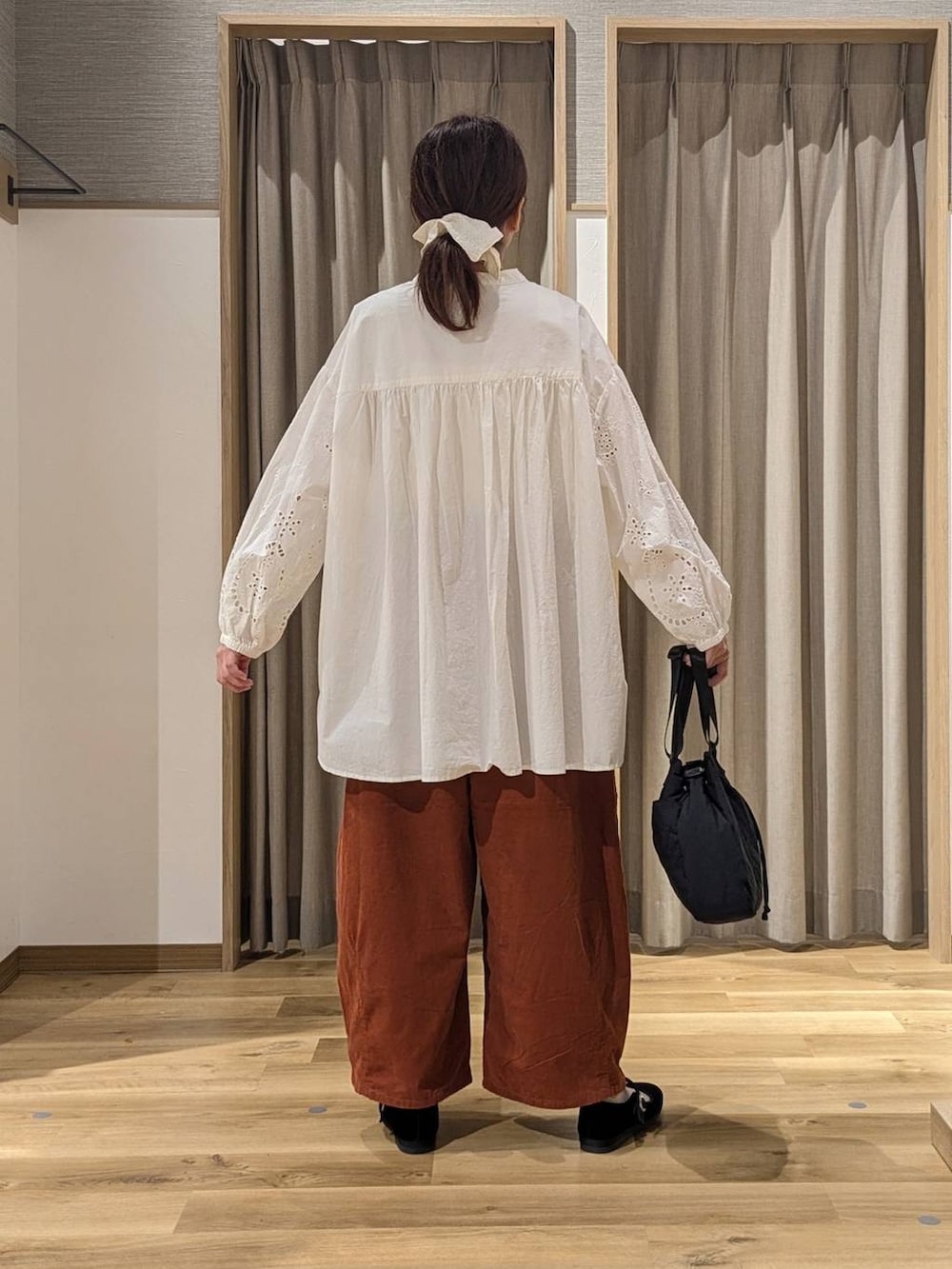 オレンジ系のその他パンツ、ブラック系のその他シューズ、ホワイト系のシャツ/ブラウスを着用したレディースの秋コーディネートの3枚目の写真