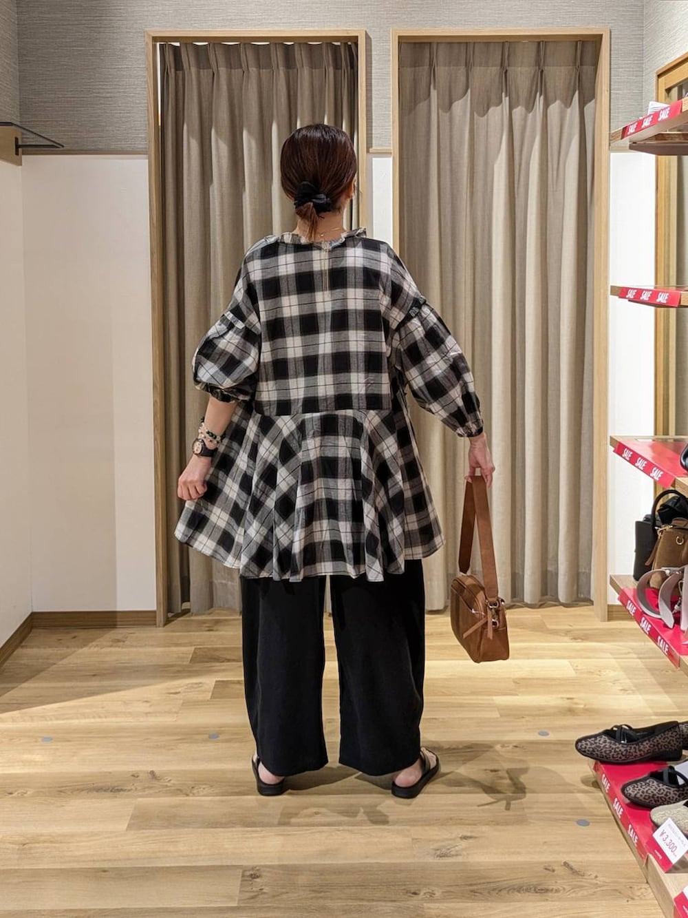 ブラウン系のショルダーバッグ、ブラック系のサンダル、ブラック系のその他パンツを着用したレディースの夏コーディネートの2枚目の写真