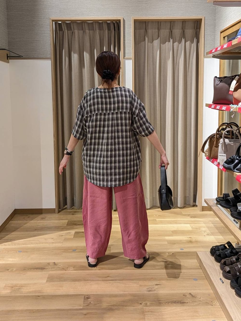 ブラック系のサンダル、ピンク系のその他パンツ、ブラック系のショルダーバッグを着用したレディースの夏コーディネートの2枚目の写真
