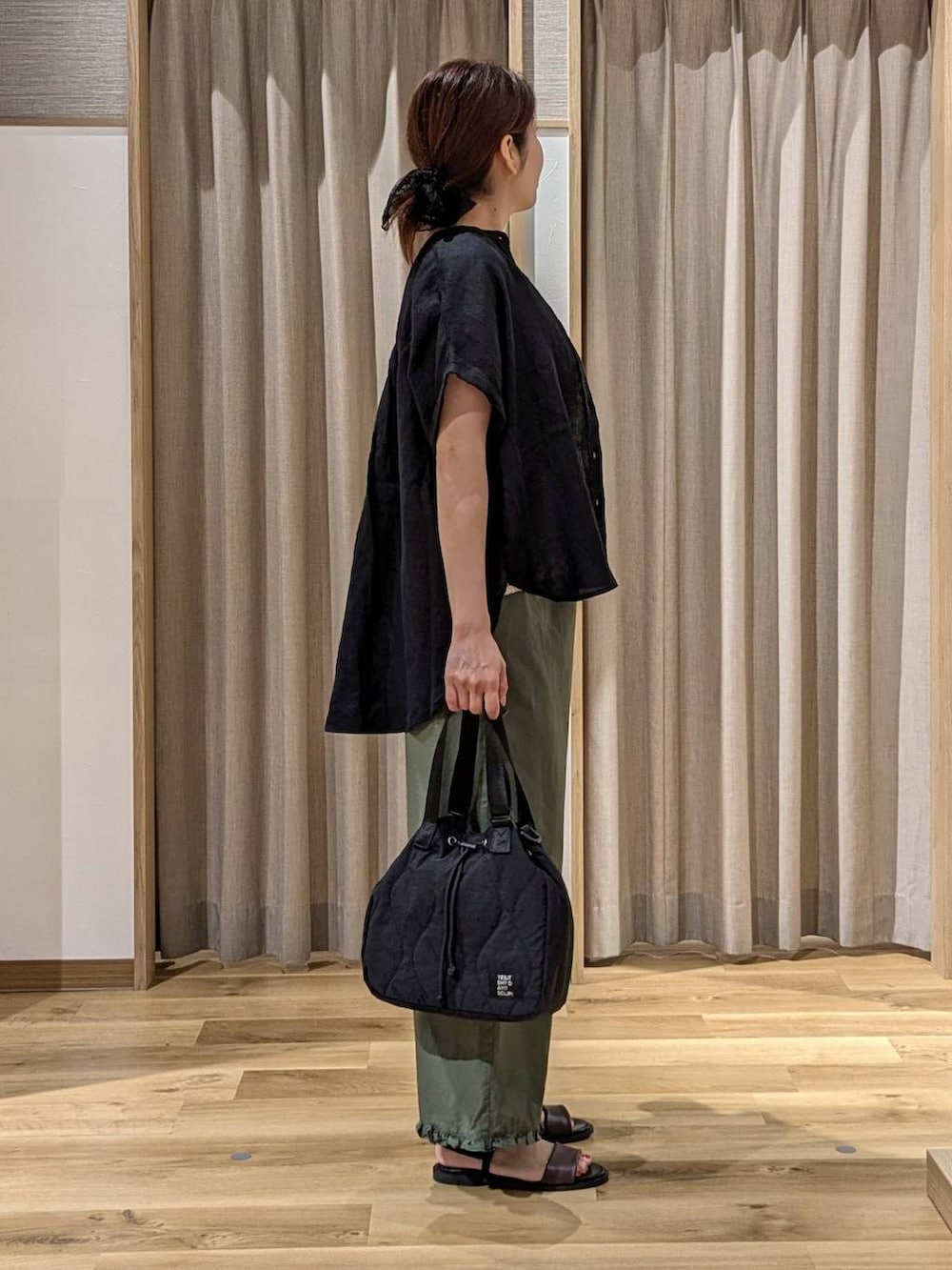 ブラック系のシャツ/ブラウス、グリーン系のその他パンツ、ベージュ系のベストを着用したレディースの夏コーディネートの2枚目の写真