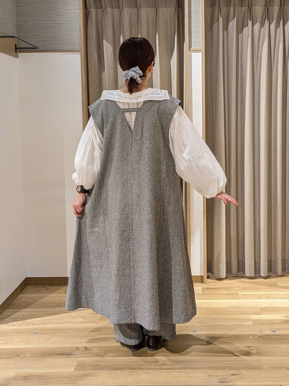 ブラウン系のトートバッグ、その他のその他パンツ、その他のジャンパースカートを着用したレディースの春コーディネートの2枚目の写真