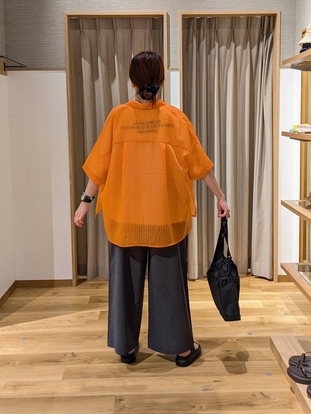 ブラウン系のサンダル、ブラック系のトートバッグ、グレー系のその他パンツを着用したレディースの夏コーディネートの2枚目の写真