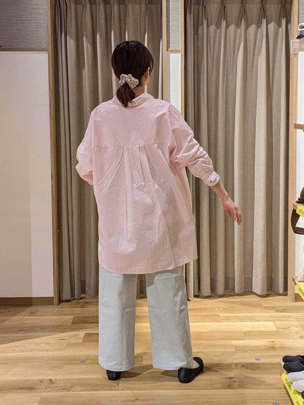 ブルー系のその他パンツ、ホワイト系のTシャツ/カットソー、グレー系のパンプスを着用したレディースの春コーディネートの2枚目の写真