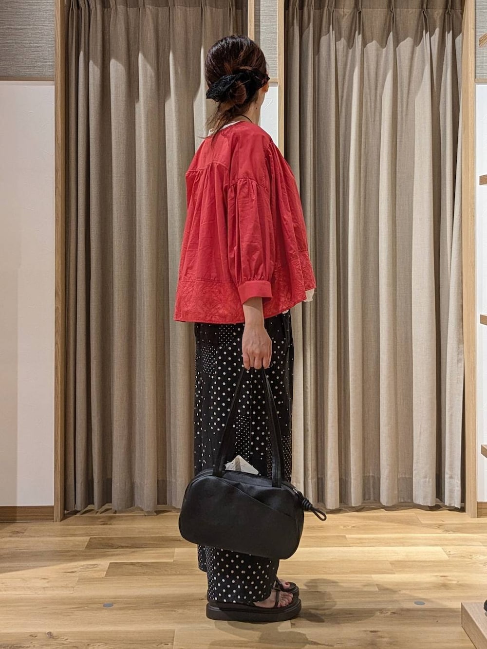 ブラック系のショルダーバッグ、レッド系のシャツ/ブラウス、ブラウン系のサンダルを着用したレディースの夏コーディネートの3枚目の写真