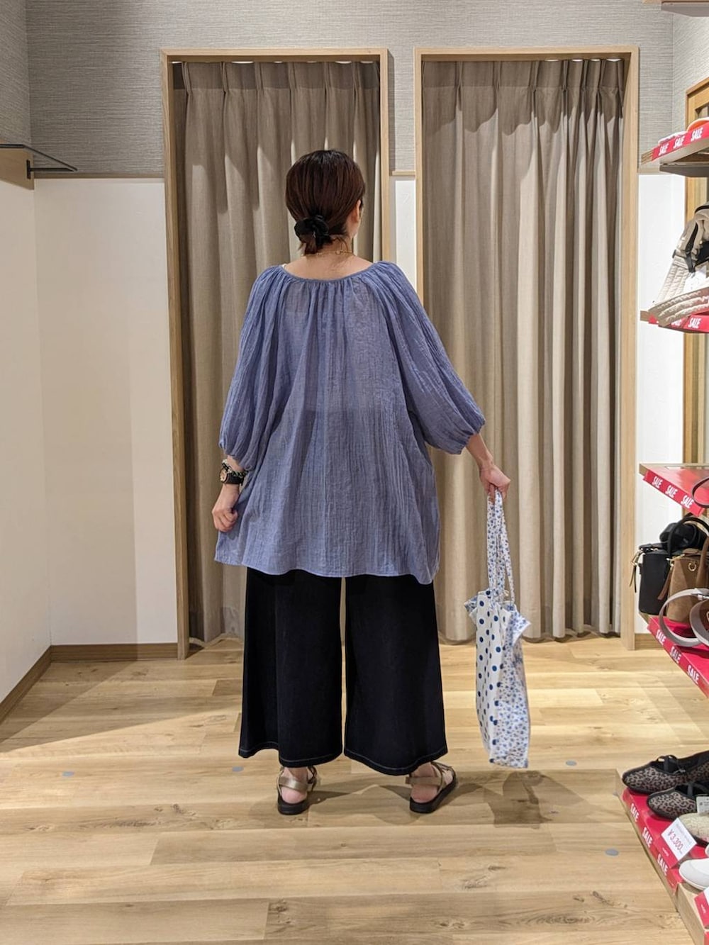 ゴールド系のサンダル、ホワイト系のタンクトップ、その他のトートバッグを着用したレディースの夏コーディネートの2枚目の写真
