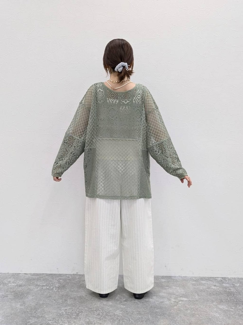 その他のその他パンツ、グレー系のパンプス、ベージュ系のタンクトップを着用したレディースの春コーディネートの2枚目の写真