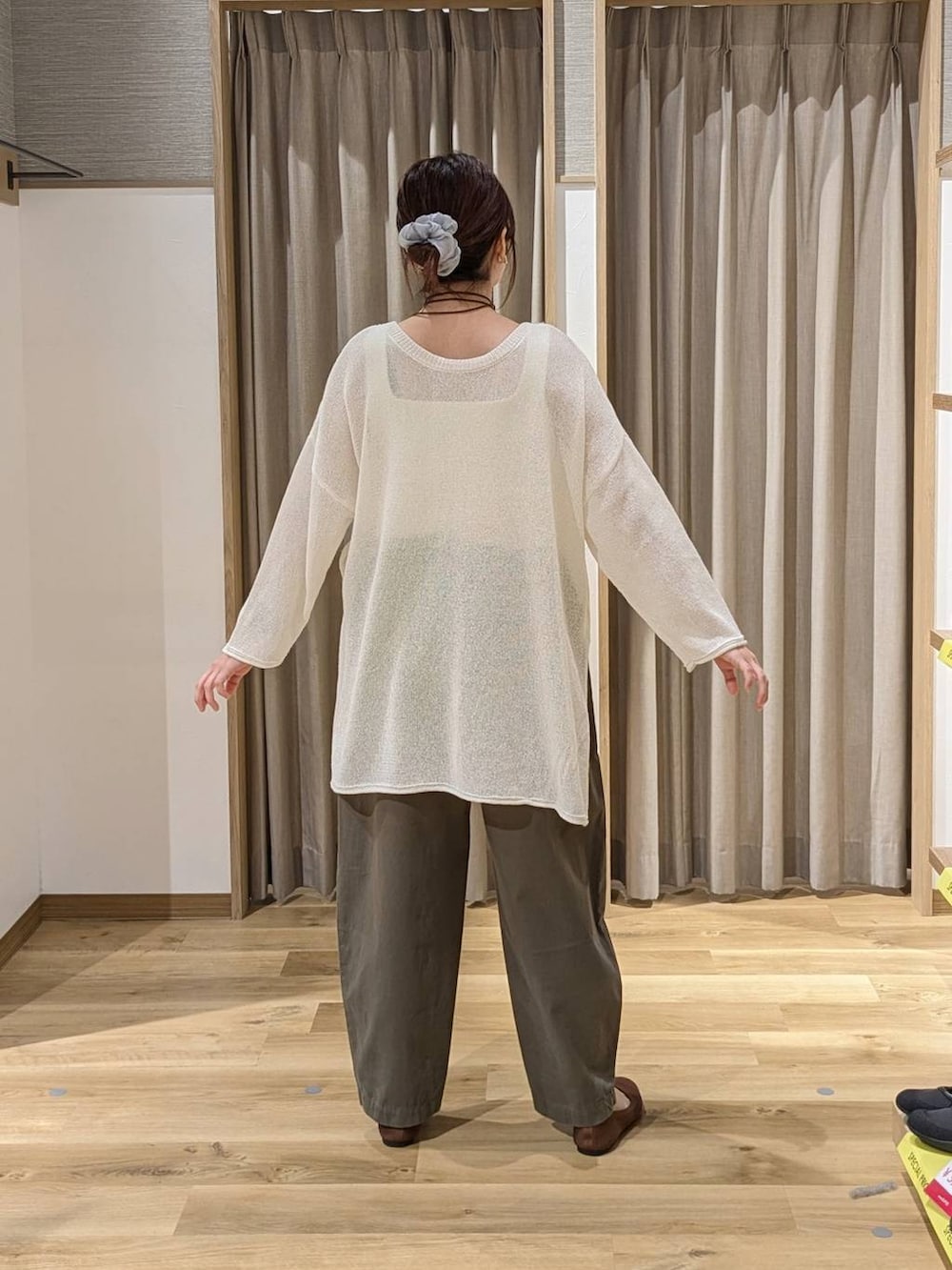 ブラウン系のトートバッグ、グリーン系のその他パンツ、ブラウン系のパンプスを着用したレディースの春コーディネートの2枚目の写真