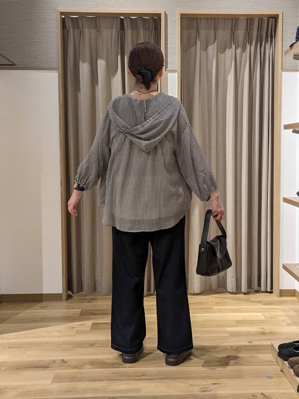 その他のシャツ/ブラウス、ブラウン系のサンダル、ブルー系のデニムパンツを着用したレディースの夏コーディネートの3枚目の写真