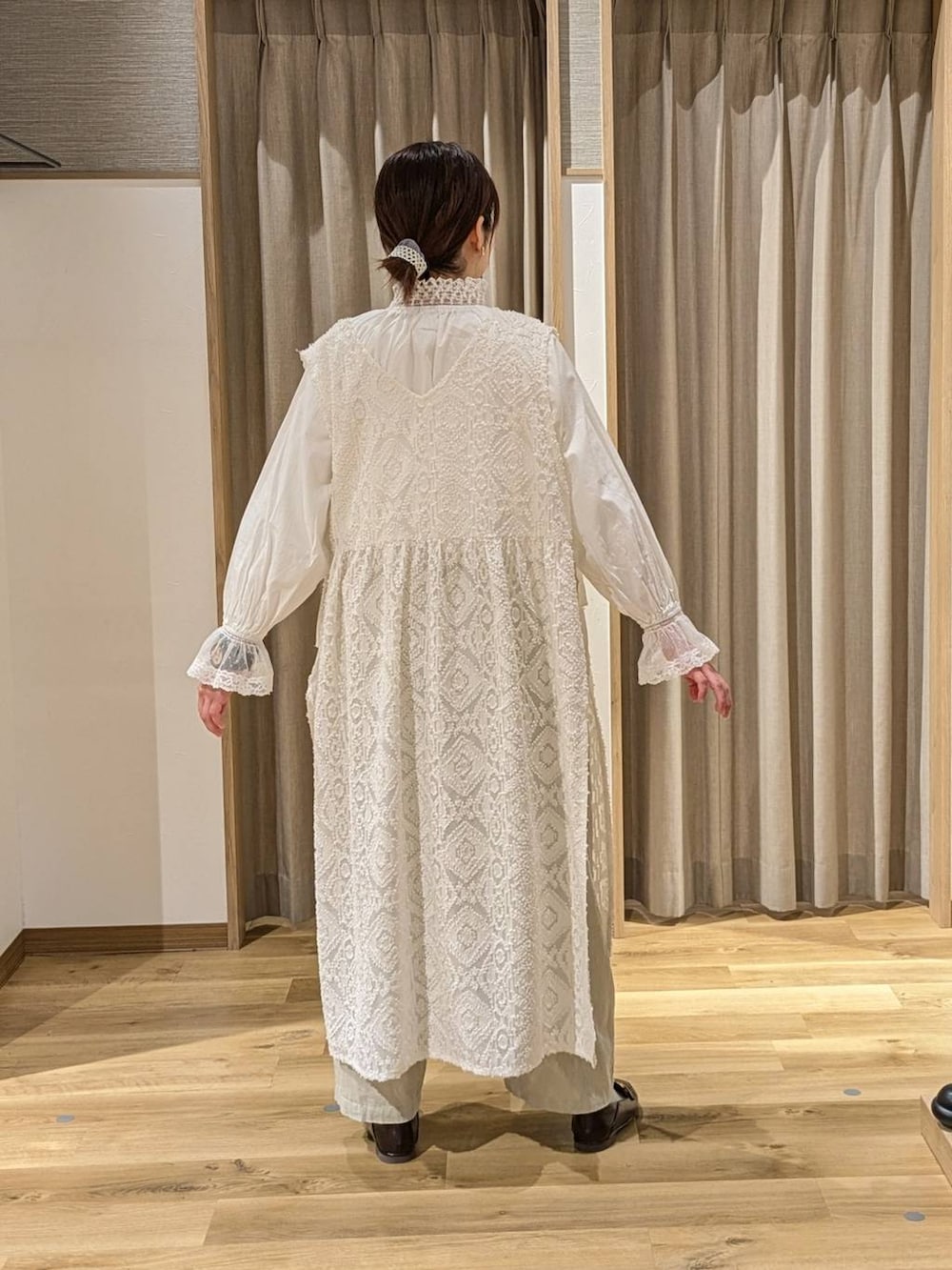 ブラウン系のトートバッグ、ベージュ系のその他パンツ、ホワイト系のシャツ/ブラウスを着用したレディースの冬コーディネートの2枚目の写真