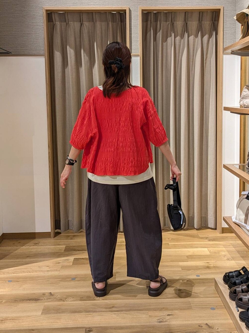 ブラウン系のサンダル、その他のその他パンツ、レッド系のシャツ/ブラウスを着用したレディースの夏コーディネートの2枚目の写真