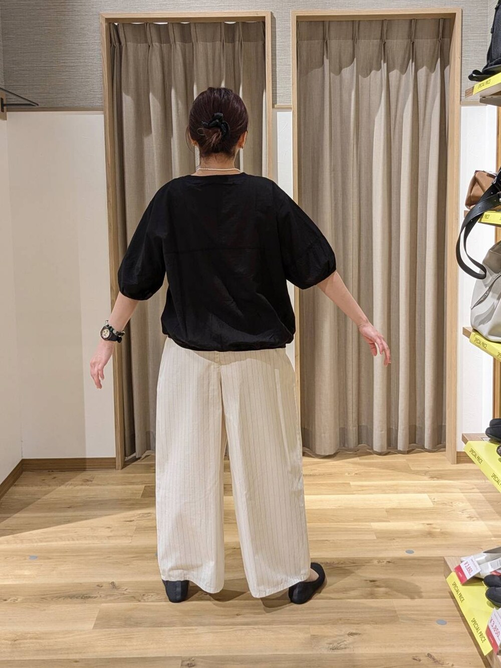 ブラック系のシャツ/ブラウス、グレー系のパンプス、その他のその他パンツを着用したレディースの春コーディネートの2枚目の写真