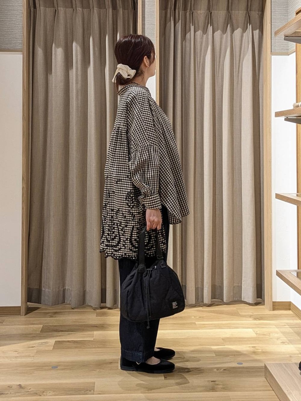 ブラック系のその他シューズ、ブルー系のデニムパンツ、ホワイト系のTシャツ/カットソーを着用したレディースの秋コーディネートの2枚目の写真