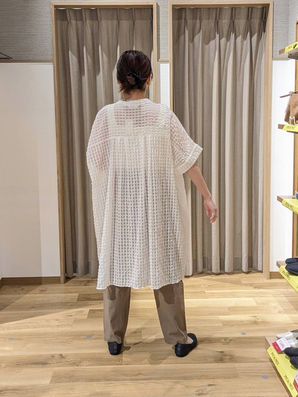 ブラウン系のその他パンツ、グレー系のパンプス、ベージュ系のタンクトップを着用したレディースの春コーディネートの2枚目の写真