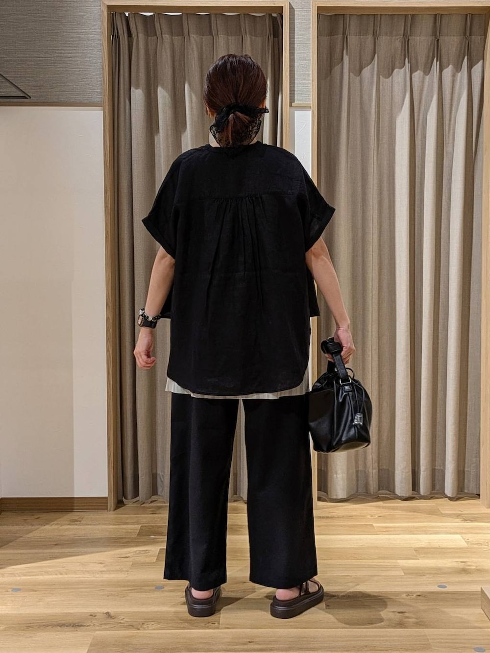 ブラック系のシャツ/ブラウス、グレー系のTシャツ/カットソー、ブラウン系のサンダルを着用したレディースの夏コーディネートの4枚目の写真