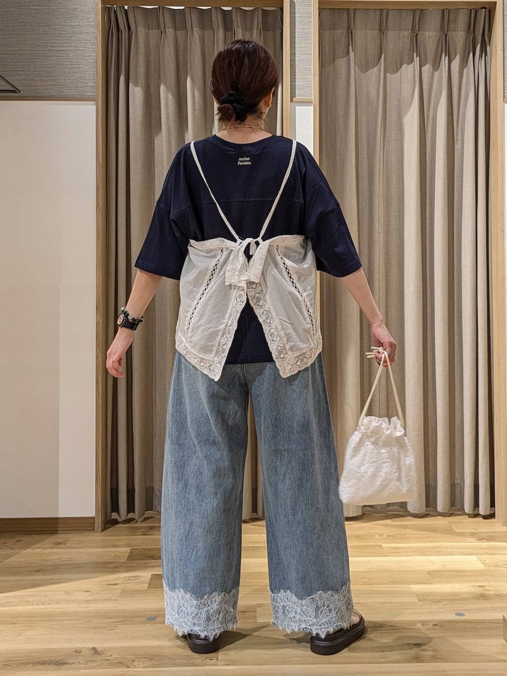 ブルー系のデニムパンツ、ブルー系のTシャツ/カットソー、ホワイト系のその他トップスを着用したレディースの夏コーディネートの3枚目の写真