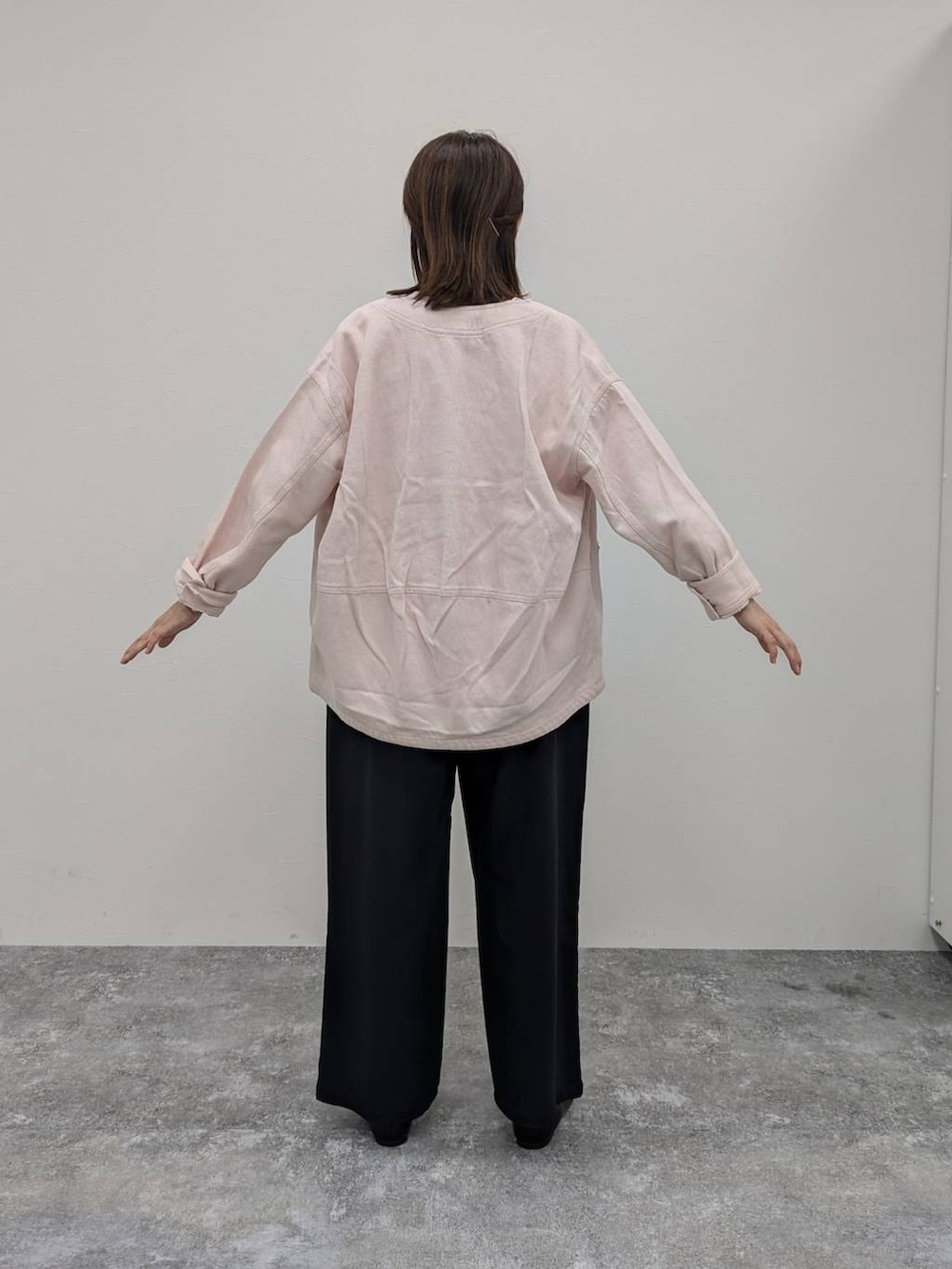 ブラック系のパンプス、ブラック系のスラックスを着用したレディースの冬コーディネートの2枚目の写真