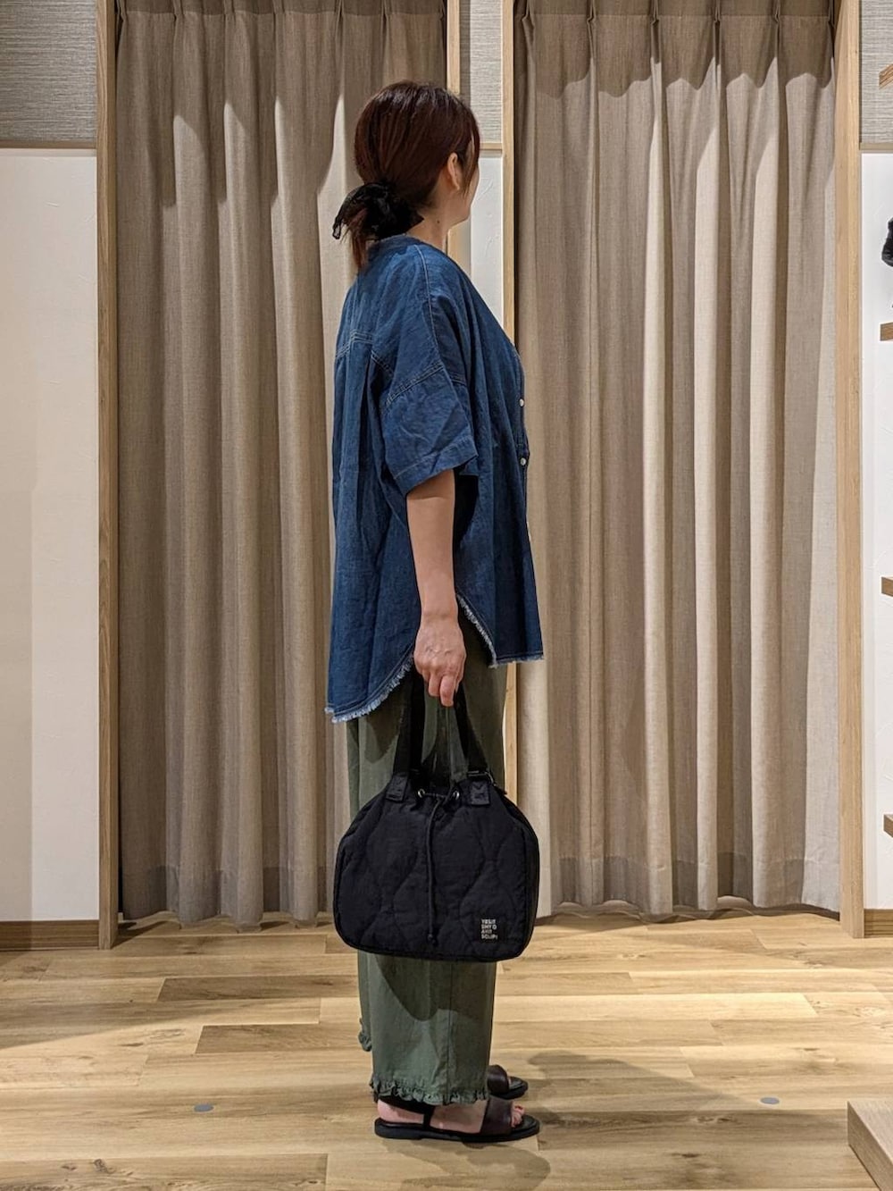 グリーン系のその他パンツ、ベージュ系のベスト、ブラウン系のサンダルを着用したレディースの夏コーディネートの2枚目の写真