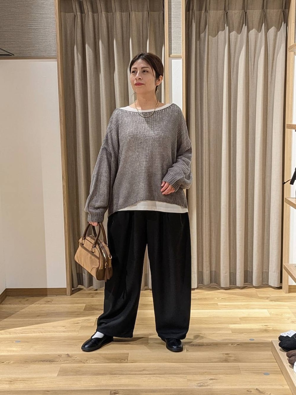 ブラック系のその他パンツ、ブラウン系のショルダーバッグ、ブラック系のスニーカーを着用したレディースの冬コーディネートの2枚目の写真