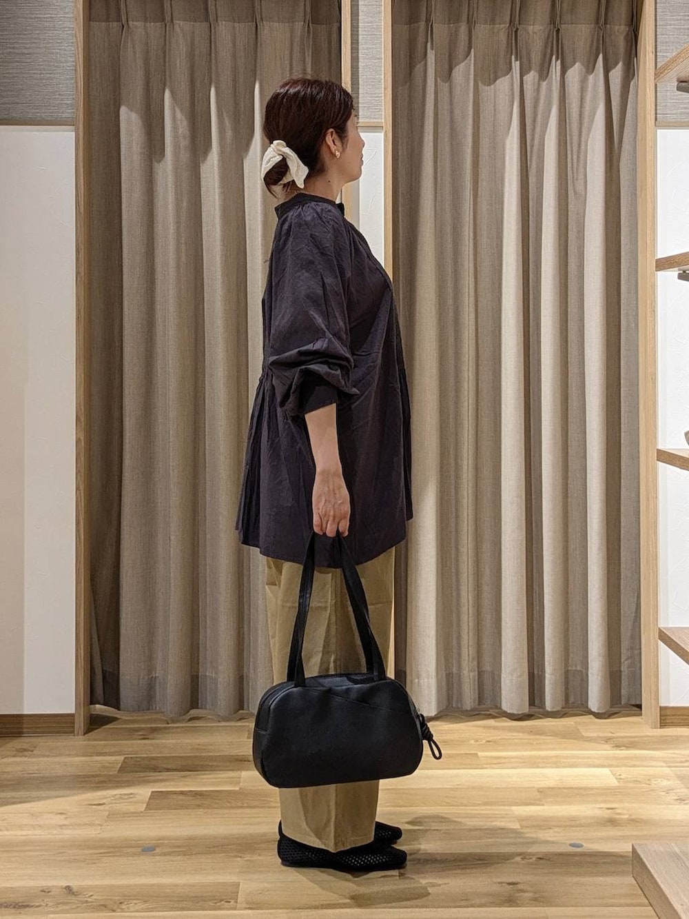 ブラック系のショルダーバッグ、その他のシャツ/ブラウス、ブラック系のパンプスを着用したレディースの秋コーディネートの2枚目の写真