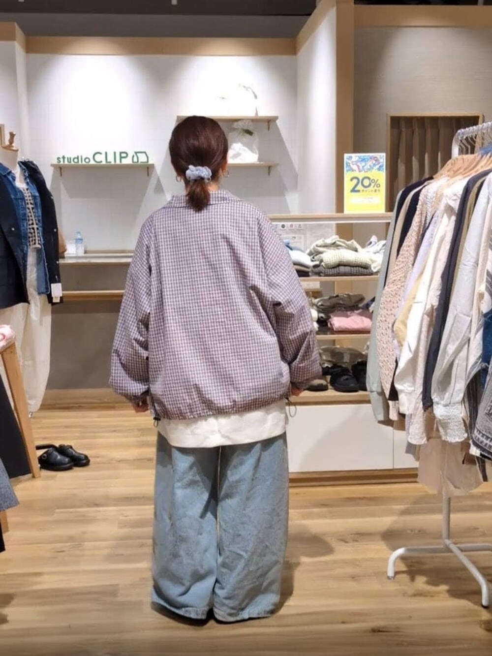 ブルー系のデニムパンツ、ホワイト系のTシャツ/カットソー、ブラック系のバレエシューズを着用したレディースの春コーディネートの2枚目の写真