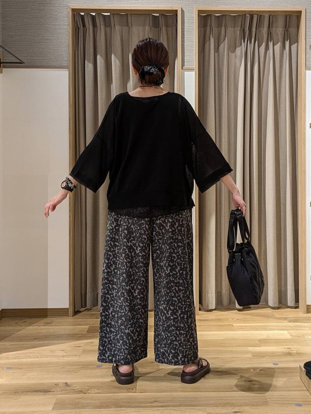 ブラウン系のサンダル、その他のその他パンツ、ブラック系のニット/セーターを着用したレディースの夏コーディネートの3枚目の写真